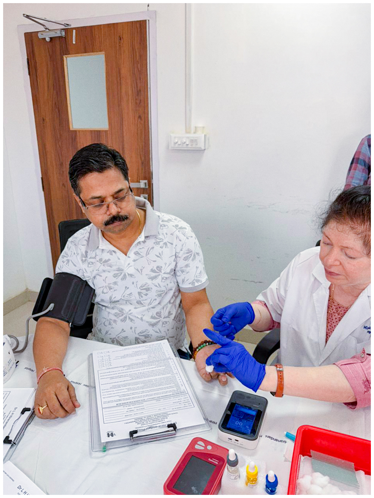 NHSRCL चे कर्मचारी महाराष्ट्रातील ठाणे आणि गुजरात येथील वडोदरा येथे आयोजित रक्तदान शिबिरात सहभागी होऊन, एका उदात्त कार्याला पाठिंबा देण्यासाठी एकत्र आले.